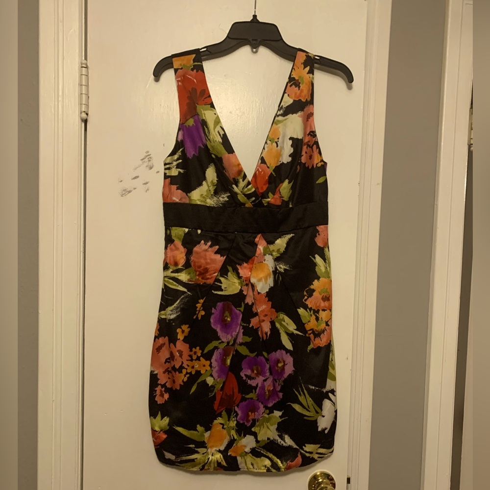 Forever 21 Women’s floral patterned dress size Large. Zipper down back-middle.
